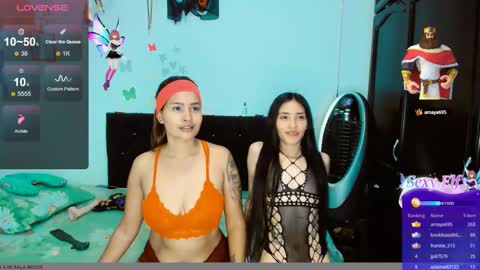 Snapshot of 2girls__dream chatting on 12.31.24 samantha sharon online show from 12.31.24