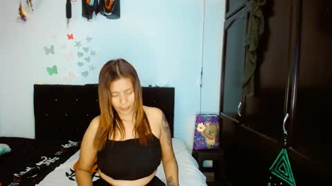 Snapshot of 2girls__dream chatting on 01.01.25 samantha sharon online show from 01.01.25