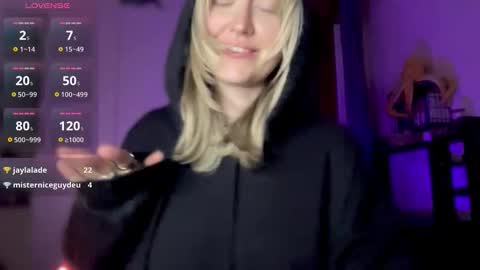 Snapshot of 2kepler22b chatting on 11.10.25 . online show from 11.10.25