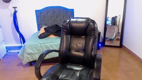 Snapshot of _anne_hot chatting on 12.19.24 Anne online show from 12.19.24