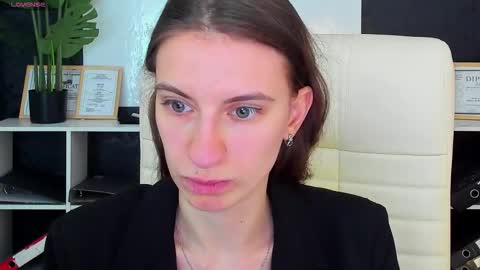 Snapshot of _ash_leyy_ chatting on 09.29.25 _ash_leyy_ online show from 09.29.25