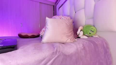 _bellaswwet_ online show from 12.17.24