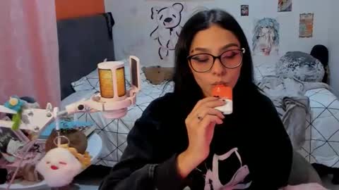 Snapshot of _dayanne_ chatting on 12.03.25 Pao online show from 12.03.25