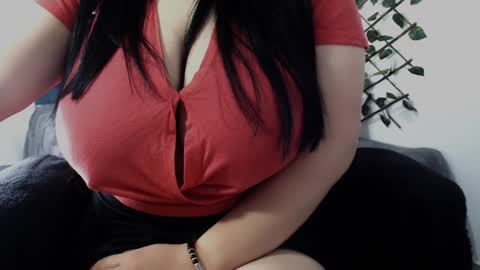 Snapshot of _donniia_ chatting on 12.15.24 Dannia online show from 12.15.24