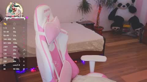 Snapshot of _evellyn_ chatting on 12.22.24 Evie online show from 12.22.24