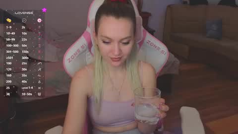 Snapshot of _evellyn_ chatting on 01.11.25 Evie online show from 01.11.25