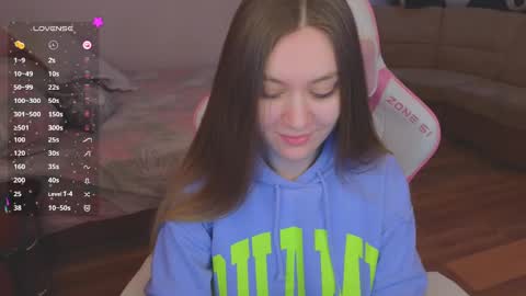 Snapshot of _evellyn_ chatting on 01.12.25 Evie online show from 01.12.25