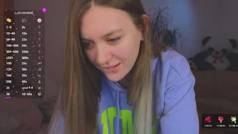 Snapshot of _evellyn_ chatting on 01.12.25 Evie online show from 01.12.25