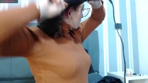 Snapshot of _isaabellaa chatting on 12.23.24 Isa online show from 12.23.24