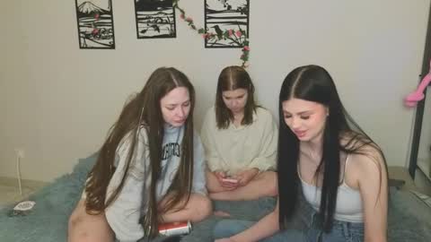 Snapshot of _kirieshka chatting on 03.12.25 Molly   Emily online show from 03.12.25