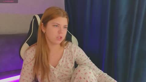 Snapshot of _kirieshka chatting on 10.19.25 Molly   Emily online show from 10.19.25