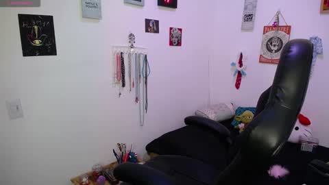 Snapshot of _miacavalli chatting on 10.19.25 _miacavalli online show from 10.19.25