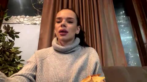 Snapshot of _milagoddess chatting on 12.19.24 AstrideVonTeese online show from 12.19.24