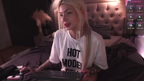 Snapshot of _miumiu_ chatting on 02.20.25 Sasha online show from 02.20.25