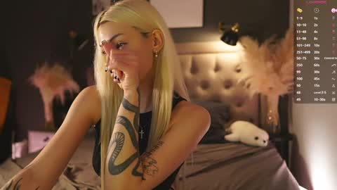 Snapshot of _miumiu_ chatting on 02.22.25 Sasha online show from 02.22.25