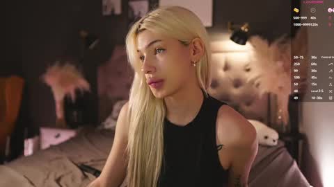 Snapshot of _miumiu_ chatting on 02.22.25 Sasha online show from 02.22.25