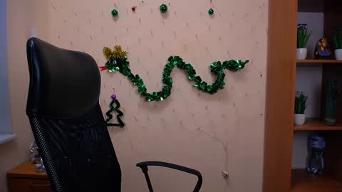 Snapshot of _nicole_new chatting on 12.18.24 Nica online show from 12.18.24