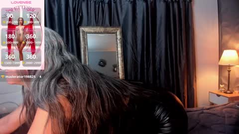 _nicoletteshea_ online show from 12.20.24