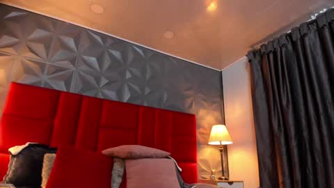 _nicoletteshea_ online show from 01.25.25