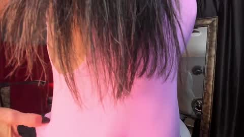 _nicoletteshea_ online show from 01.31.25