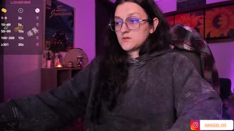 Snapshot of _peach__ chatting on 01.12.25 violeta ig online show from 01.12.25