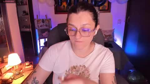 Snapshot of _peach__ chatting on 03.11.25 violeta ig online show from 03.11.25