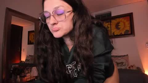 Snapshot of _peach__ chatting on 09.23.25 violeta ig online show from 09.23.25