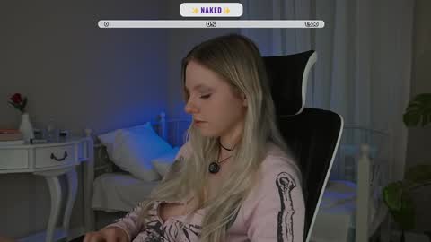 Snapshot of _penisflytrap_ chatting on 10.26.25 Viktoria online show from 10.26.25