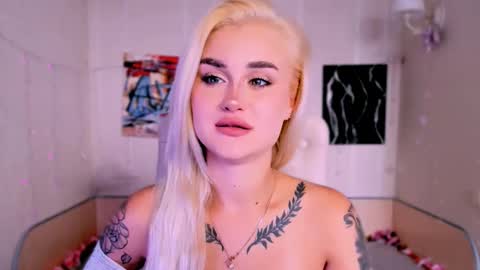 Snapshot of _ravena chatting on 10.16.25 _ravena online show from 10.16.25