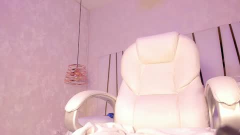Snapshot of _tinyrousse_ chatting on 02.19.25 Rousse online show from 02.19.25