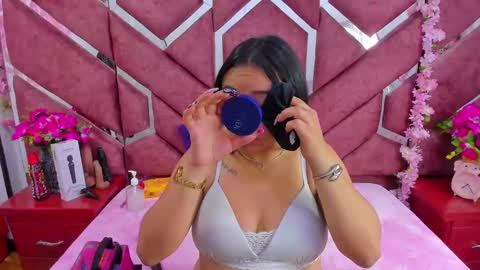 _violeta18_ online show from 10.21.25