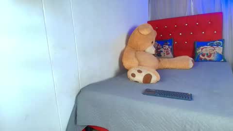 Snapshot of aaron_antonella_mds chatting on 09.21.25 Aaron y Antonella online show from 09.21.25
