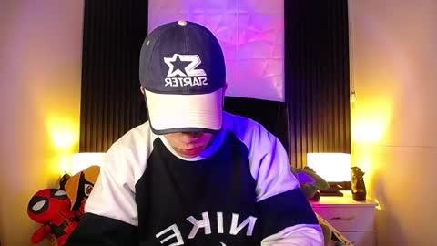Snapshot of aaron_blink1 chatting on 01.04.25 Aaron online show from 01.04.25