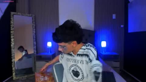 Snapshot of aaron_blink1 chatting on 09.12.25 Aaron online show from 09.12.25