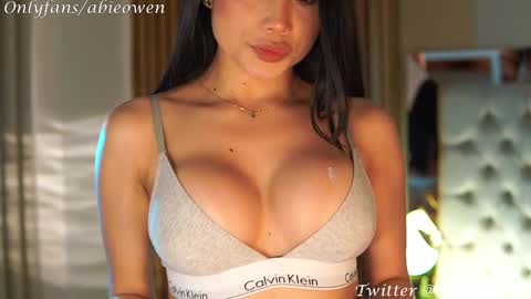 Snapshot of abie_owen chatting on 02.11.25 abie_owen online show from 02.11.25