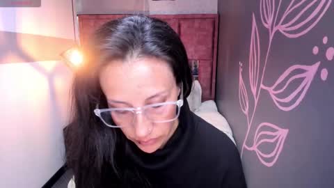 Snapshot of abrillee1 chatting on 11.08.25 ABRIL online show from 11.08.25