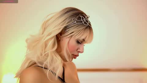 Snapshot of adelineking chatting on 10.08.25 Ade online show from 10.08.25