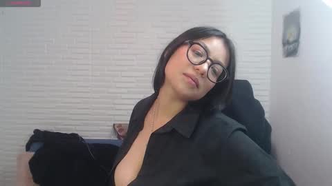 Snapshot of akaly_ chatting on 10.22.25 Akaly online show from 10.22.25
