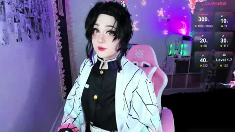 Snapshot of aki__ra chatting on 02.13.25 Aki online show from 02.13.25