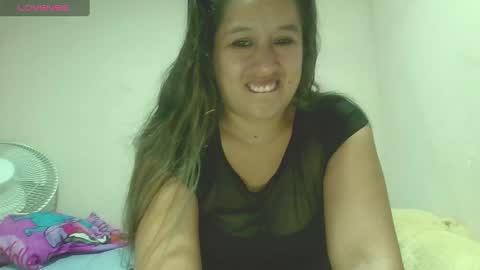 Snapshot of alahia_fox chatting on 01.04.25 alahia online show from 01.04.25