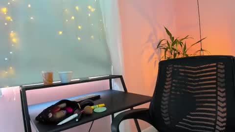 Snapshot of alana_suares chatting on 10.03.25 Alana online show from 10.03.25