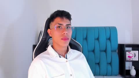 Snapshot of alannaughty_ chatting on 02.05.25 alannaughty_ online show from 02.05.25