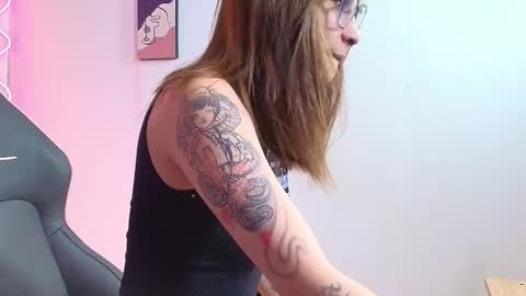 Snapshot of alaska_tay1 chatting on 10.30.25 alaska_tay1 online show from 10.30.25