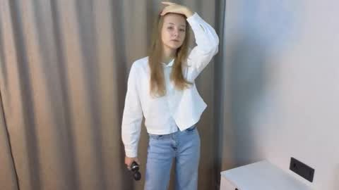 Snapshot of alaynaschoville chatting on 10.24.25 Lola online show from 10.24.25