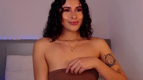 Snapshot of alejandraray chatting on 11.08.25 Danna Ray online show from 11.08.25