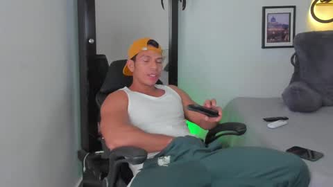 Snapshot of alejostrong chatting on 02.14.25 alejostrong online show from 02.14.25