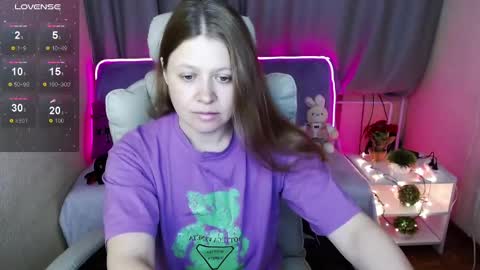 Snapshot of alekasamui chatting on 12.16.24 Aleksa online show from 12.16.24