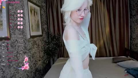 Snapshot of alettaeve chatting on 10.10.25 Lola online show from 10.10.25