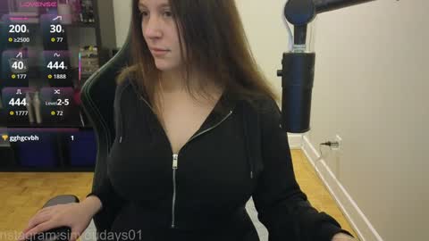 Snapshot of alexa_dream chatting on 11.18.25 dont be afraid to click social media link its working just click on that online show from 11.18.25