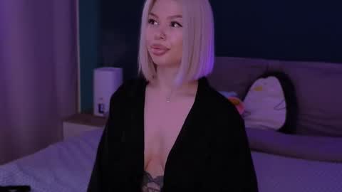 Snapshot of alexamason chatting on 03.10.25 Alexa Mason online show from 03.10.25